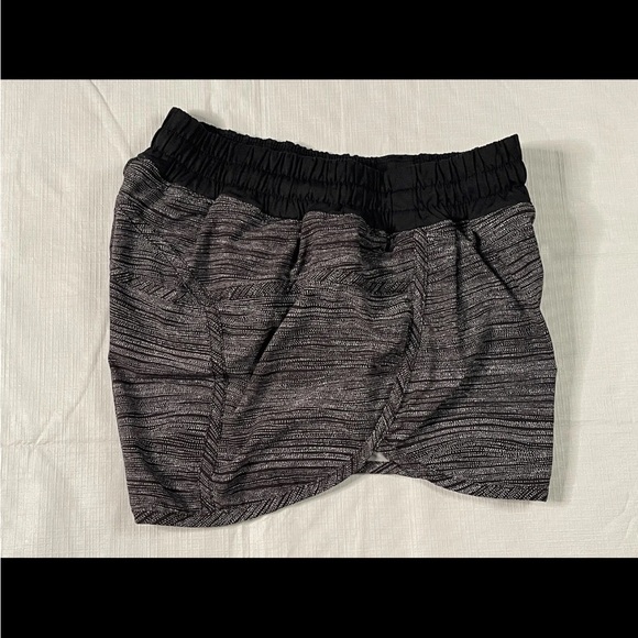 Lululemon tracker shorts - Picture 5 of 7